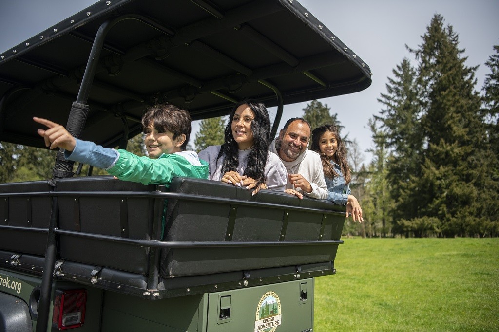 Keeper-Adventure-Tour-Family-in-Jeep