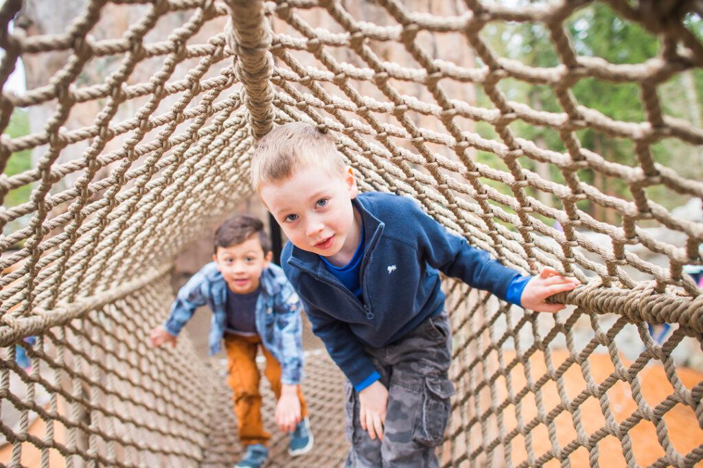 Kids-in-Kids'-Trek-rope-tunnel