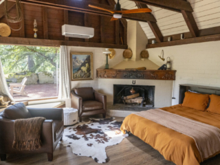 Lakeside Lodging Cabin Indoors